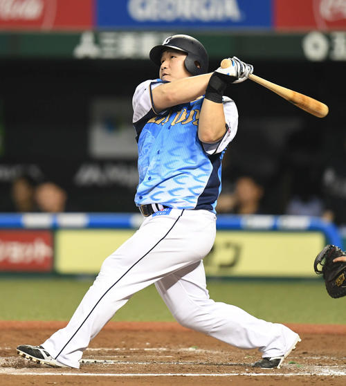 西武対オリックス　11回裏西武1死、中村は400号本塁打となる左越えサヨナラソロ本塁打を放つ（2019年7月19日）