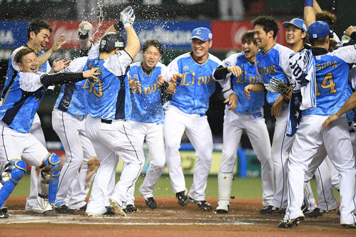 西武対オリックス　11回裏西武1死、400号本塁打となる左越えサヨナラソロ本塁打を放ち、生還する中村（左から3人目）（2019年7月19日）