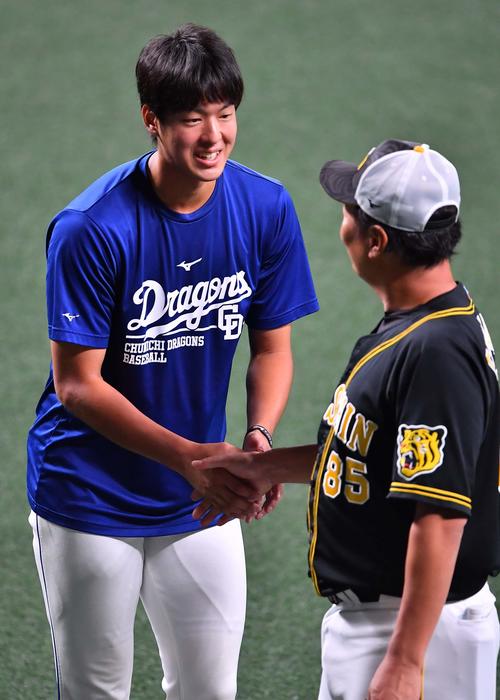 福原忍コーチと握手を交わす梅津晃大（撮影・上田博志）