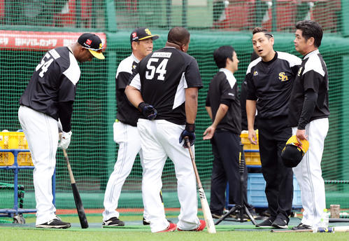 楽天対ソフトバンク　あれ？54番が2人！？試合前練習で、仲良く54番の練習着を着用するグラシアル（左）とデスパイネ。右は工藤公康監督（撮影・浅見桂子）