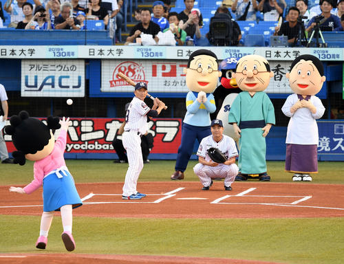 ヤクルト対DeNA　サザエさん50周年コラボ企画の投球式で打席に立つヤクルト石川雅規。捕手中村（撮影・横山健太）