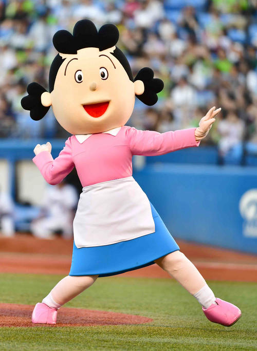 ヤクルト対DeNA戦で始球式を行ったサザエさん（撮影・小沢裕）