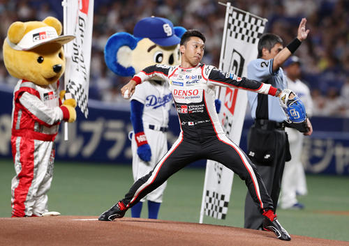 中日対阪神　始球式をするトヨタ・ガズーレーシングの中嶋一貴（撮影・加藤哉）