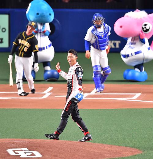 中日対阪神　始球式をつとめるレーシングドライバーの中嶋一貴（撮影・上田博志）