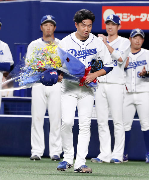 中日対阪神　1回表を終え大野雄大は通算1000投球回を達成し記念の花束を受ける（撮影・加藤哉）