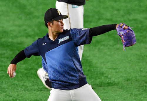 日本ハム対ロッテ　試合前練習でキャッチボールする日本ハム吉田輝（撮影・滝沢徹郎）
