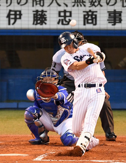 ヤクルト対DeNA　1回裏ヤクルト2死、左越え本塁打を放つ山田哲（撮影・横山健太）