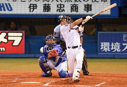 ヤクルト対DeNA　1回裏ヤクルト2死、左越え本塁打を放つ山田哲（撮影・横山健太）