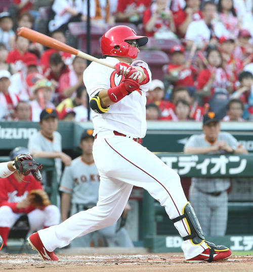 2回裏広島無死一塁、松山は右中間へ先制適時二塁打を放つ（撮影・栗木一考）