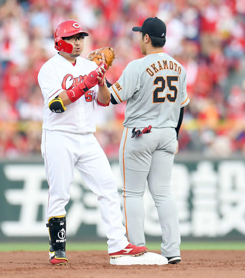 広島対巨人　2回裏広島無死一塁、先制の適時二塁打を放った松山（撮影・たえ見朱実）
