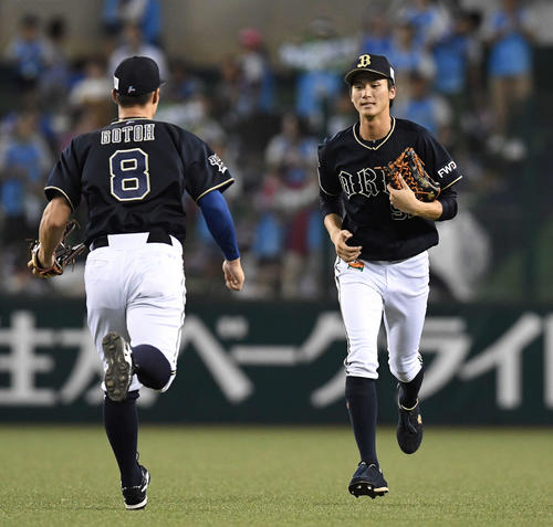 西武対オリックス　1回裏西武1死一、二塁、エルネスト・メヒアの打球を見失い、適時二塁打を許した直後、交代する中堅手佐野（右）（撮影・鈴木みどり）