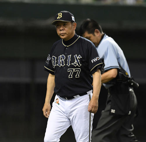 西武対オリックス　1回裏西武1死一、二塁、エルネスト・メヒアの打球を見失い適時二塁打を許した中堅手佐野の交代を告げる西村監督（撮影・鈴木みどり）