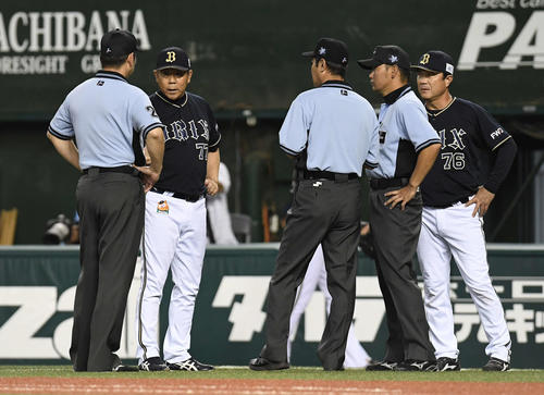 大乱闘で騒然 ハッピー始球式が一転 写真リプレー プロ野球ライブ速報まとめ 日刊スポーツ