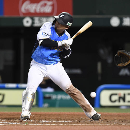 西武対オリックス 4回裏西武2死一、二塁、死球を受ける森(撮影・鈴木みどり)