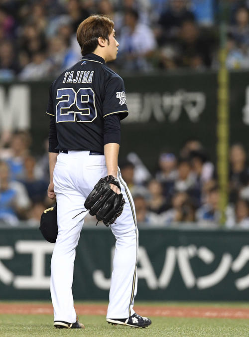 西武対オリックス 4回裏西武2死一、二塁、森に死球を与え退場となる田嶋(撮影・鈴木みどり)
