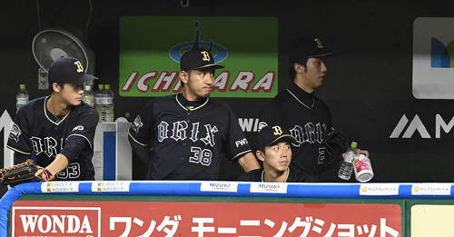大乱闘で騒然 ハッピー始球式が一転 写真リプレー プロ野球ライブ速報まとめ 日刊スポーツ
