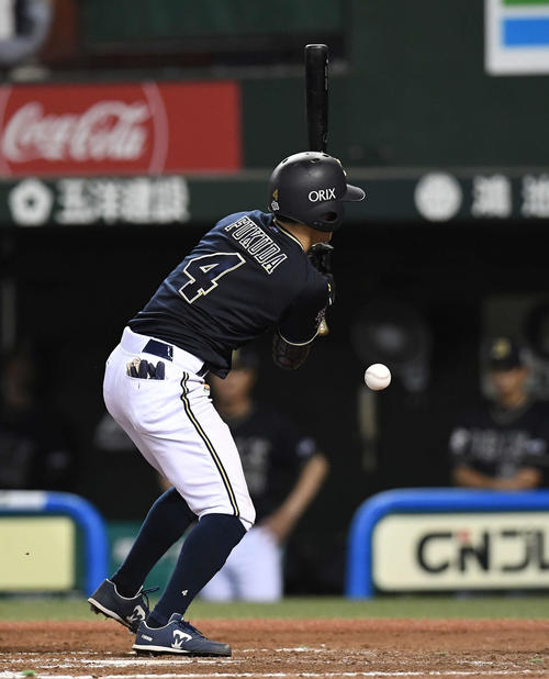 大乱闘で騒然 ハッピー始球式が一転 写真リプレー プロ野球ライブ速報まとめ 日刊スポーツ
