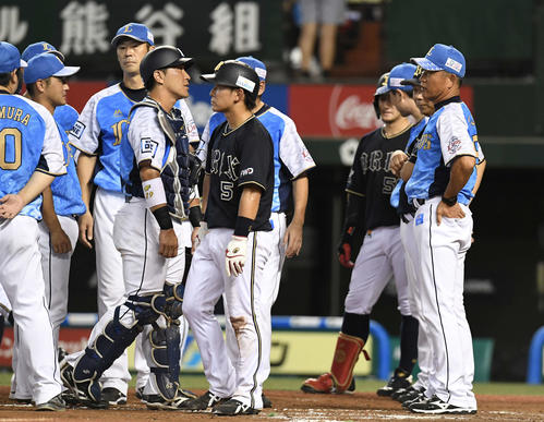 大乱闘で騒然 ハッピー始球式が一転 写真リプレー プロ野球ライブ速報まとめ 日刊スポーツ