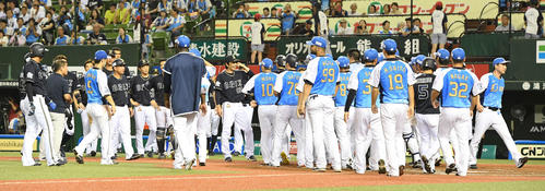 西武対オリックス 9回表オリックス1死満塁、福田が押し出し死球を受けた直後、入り乱れる両軍(撮影・鈴木みどり)