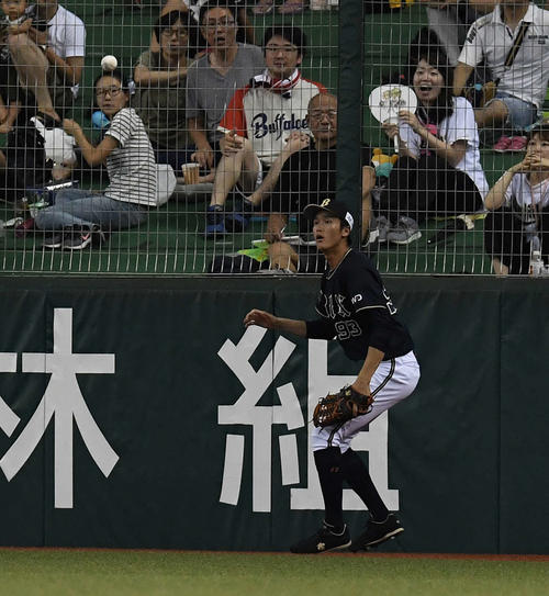西武対オリックス 1回裏西武1死一、二塁、メヒアの打球を見失い、適時二塁打を許す中堅手佐野(撮影・鈴木みどり)