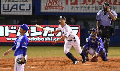 ヤクルト対DeNA　4回裏ヤクルト無死、右越え本塁打を放つ青木（撮影・横山健太）