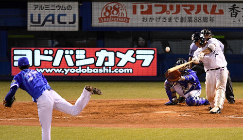 ヤクルト対DeNA　4回裏ヤクルト1死一、三塁、中越え2点適時二塁打を放つ西田（撮影・横山健太）