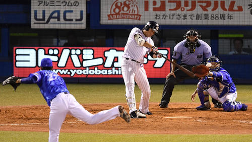 ヤクルト対DeNA　4回裏ヤクルト2死三塁、左前適時打を放つ川端（撮影・横山健太）