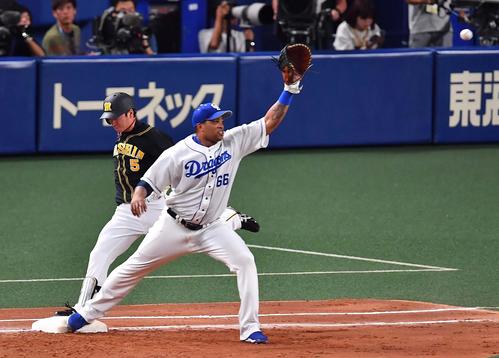 中日対阪神　3回表阪神無死、遊撃内野安打を放つ近本光司（撮影・上田博志）