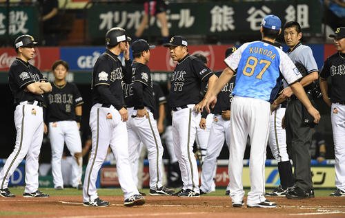 西武対オリックス　3回表オリックス2死、後藤が死球を受けた後、本塁付近に出てくるオリックス西村監督（中央）（撮影・鈴木みどり）