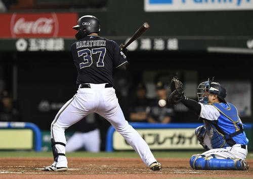 西武対オリックス　4回表オリックス2死満塁、押し出しの死球を受ける若月（撮影・鈴木みどり）