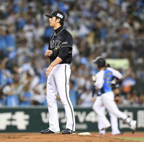西武対オリックス　1回裏西武1死二、三塁、外崎に左越え3点本塁打を浴びる田嶋（撮影・鈴木みどり）