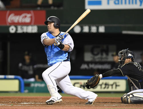 西武対オリックス　4回裏西武2死満塁、左中間を破る走者一掃の適時二塁打を放つ中村（撮影・鈴木みどり）