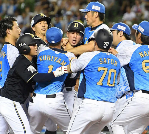 オリックス佐竹コーチ（中央）が西武森脇を両手で突いて退場処分となる（撮影・鈴木みどり）