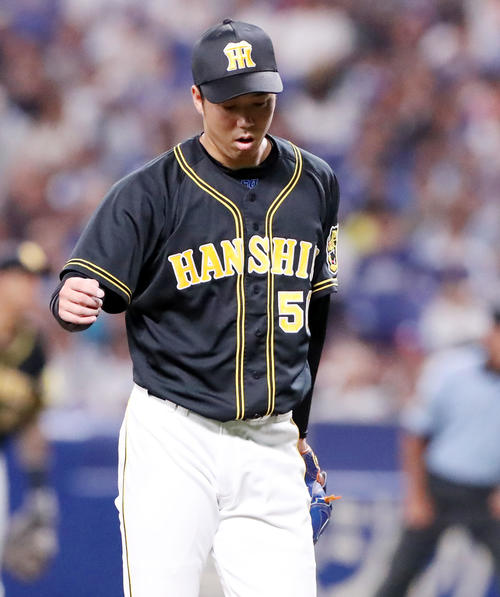 中日対阪神　6回裏中日2死、阪神青柳はビシエドから三振を奪いガッツポーズを見せる（撮影・加藤哉）