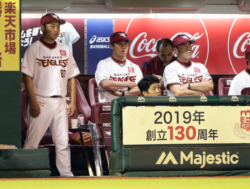 楽天対ソフトバンク　2回裏楽天無死満塁、ウィーラーが投ゴロ併殺打に倒れ、腕組みして厳しい表情の楽天平石監督（中央）（撮影・浅見桂子）