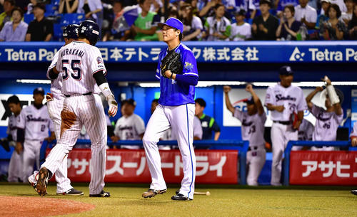 ヤクルト対DeNA　4回裏ヤクルト1死一、三塁、DeNA先発の上茶谷（中央）は西田に同点の2点中適時打を許す（撮影・小沢裕）