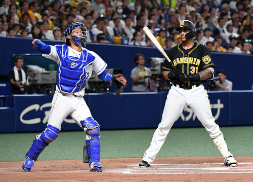 中日対阪神　10回表阪神1死、見逃しの三振に倒れ、ぼうぜんとするマルテ（撮影・前岡正明）