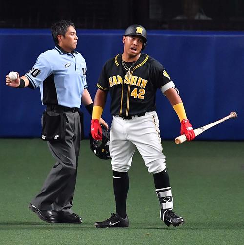 中日対阪神　3回表阪神2死一、二塁、見逃し三振に倒れ主審の判定に不満を表すヤンハービス・ソラーテ（撮影・上田博志）