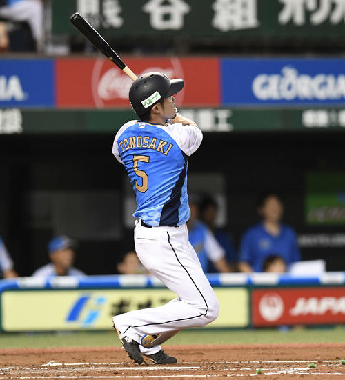 西武対オリックス　1回裏西武1死二、三塁、左越え3点本塁打を放つ外崎（撮影・鈴木みどり）