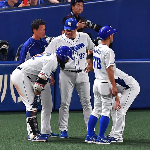 中日対阪神　6回裏中日1死、遊ゴロで全力疾走で足を痛めたソイロ・アルモンテ（左）を心配しベンチを飛び出す与田剛監督（中央）（撮影・上田博志）