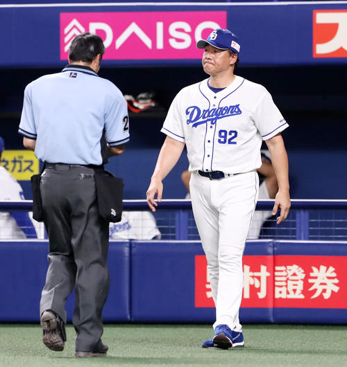 中日対阪神　8回表阪神2死一塁、与田監督は投手交代を告げる（撮影・加藤哉）