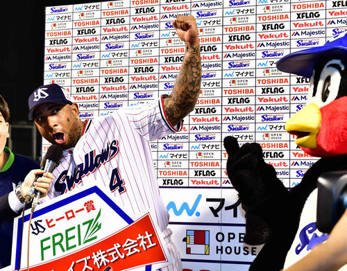 ヤクルト対DeNA　お立ち台で雄たけびを上げながらガッツポーズするヤクルトのバレンティン（撮影・小沢裕）