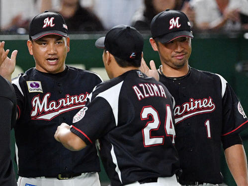 日本ハム対ロッテ　試合後、ロッテ東妻（手前）とタッチを交わす井口監督（奥左）（撮影・滝沢徹郎）