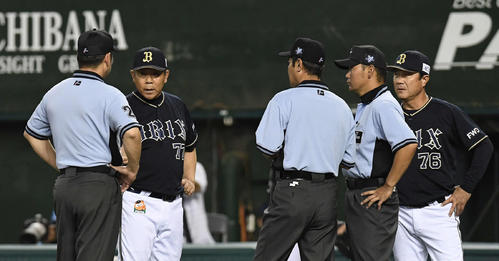 西武対オリックス　4回表オリックス2死満塁、若月が押し出しの死球を受け、マウンド付近で両軍が入り乱れた後、審判団に話をする西村監督（左から2人目）（撮影・鈴木みどり）