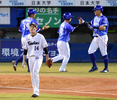 ヤクルト対DeNA　2回表DeNA2死満塁、乙坂に右中間への3点適時二塁打を浴び肩を落とす高梨（撮影・横山健太）