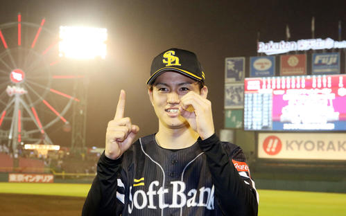 楽天対ソフトバンク　両手で10勝目のポーズを決める高橋礼（撮影・浅見桂子）