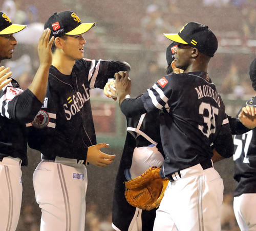 楽天対ソフトバンク　10勝目を挙げた高橋礼（左）は最後を締めたモイネロからウイニングボールを受け取る（撮影・浅見桂子）