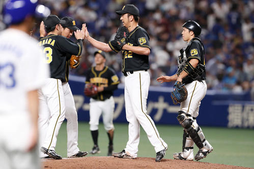 中日対阪神　12回裏に登板し無失点ピッチングで締めた藤川はマウンドでナインとタッチする（撮影・加藤哉）