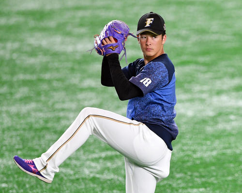 日本ハム対ロッテ　試合前練習でキャッチボールする日本ハム吉田輝（撮影・滝沢徹郎）