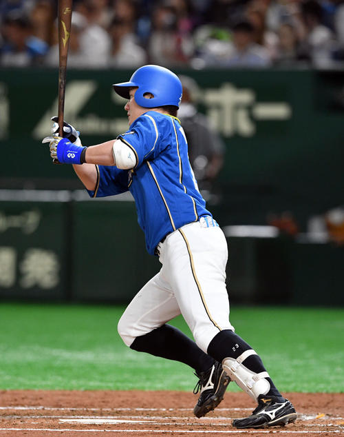 日本ハム対ロッテ　1回裏日本ハム2死一、三塁、日本ハム渡辺は左前適時打を放つ（撮影・滝沢徹郎）